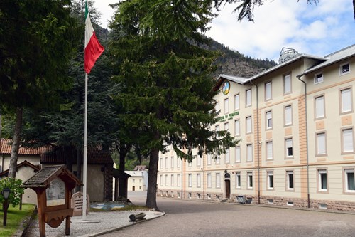 panoramica  della scuola Alpina della Guardia di Finanza di Predazzo